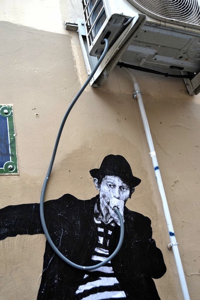 Yaratıcılık Patlaması Çıkartmalar Paris Sokaklarında Görücüye Çıktı