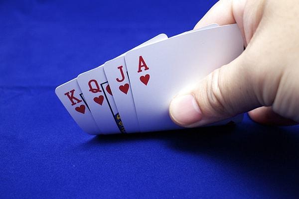 4. Poker oynayın.. Günde belli bir zaman pokere ayırmak zihninizi açık tutar. Poker bilmiyorsanız satranç, hatta tavla bile olabilir