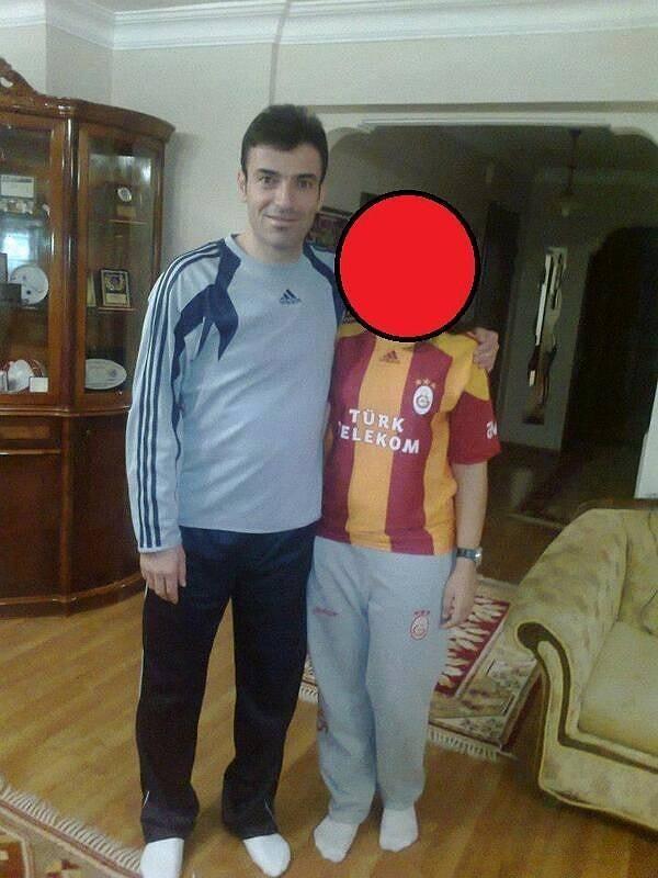 İşte hakem Yunus Yıldırım'ın, Galatasaray eşofmanı giymiş oğlu ile çektirdiği o fotoğraf;