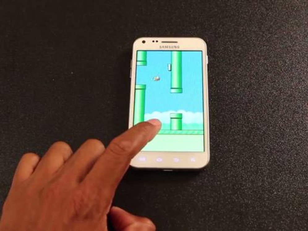 Flappy Bird Oyunu Yüzünden Telefonu Balyozla Kırdı!