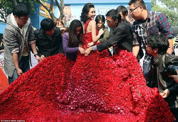 5. Geleneksel Çin düğünlerinde gelinler iyi şans için kırmızı giyinir