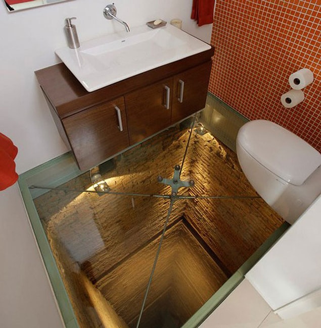 17. PLEXIGLASS'ın üstünde dururken yaşanan aşağı düşme korkusu.