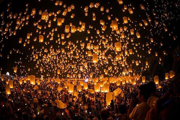 10. Gökyüzüne süzülen binlerce dilek feneri. Changmai - Tayland