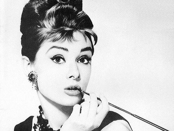 POZUNUN MİLYON TAKLİDİ OLAN AMA HİÇ BİRİNDE DURUŞUNUN YAKALANAMADIĞI O KADIN AUDREY HEPBURN