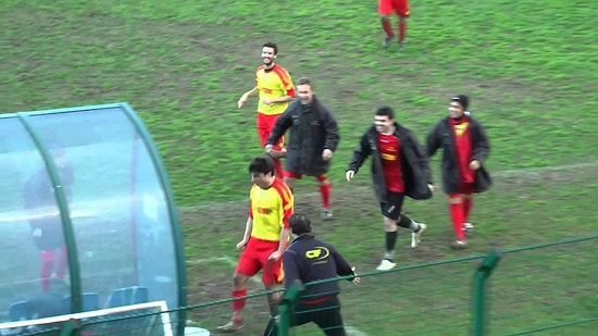 Abartılı Gol Sevincini Hakem Affetmedi!