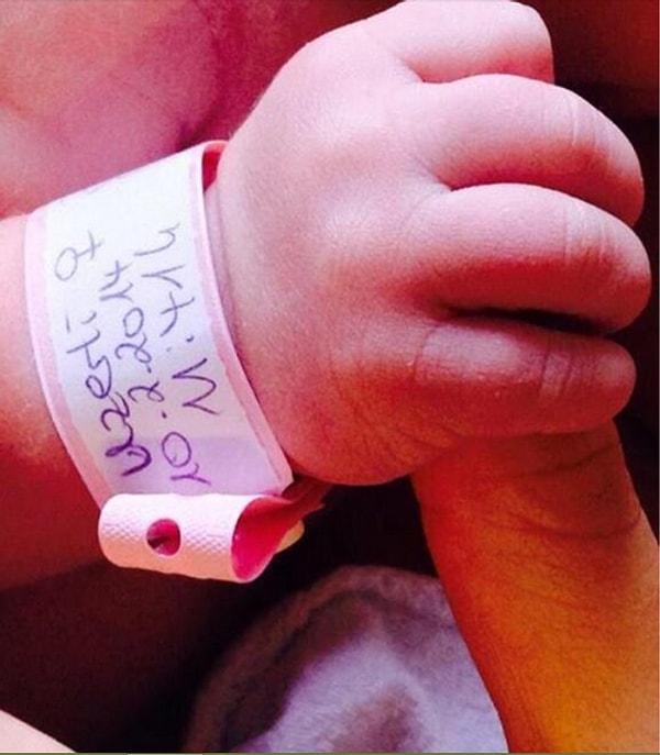 Meryem Uzerli Instagram hesabından bebeğinin ilk fotoğrafını paylaştı
