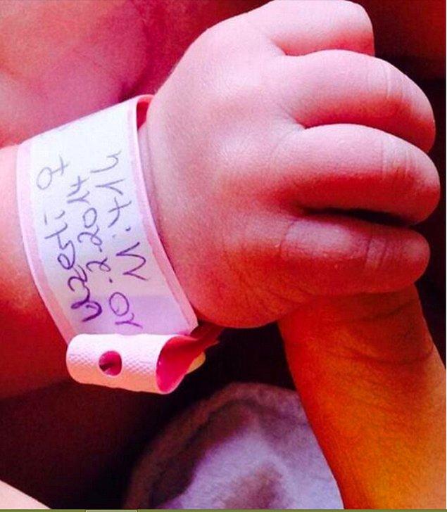 Meryem Uzerli Instagram hesabından bebeğinin ilk fotoğrafını paylaştı