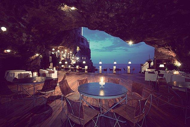 27. Ristorante Grotta Palazzese - Polignano a Mare, İtalya
