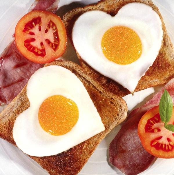 4. 15 Şubat sabahı paylaşılan bol bol kalp şeklinde pişirilmiş yumurta içeren kahvaltı fotoğrafları