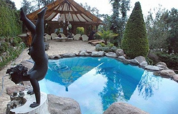 Задний двор.