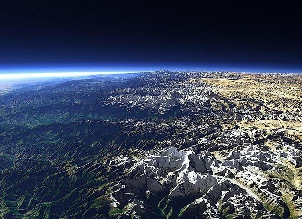 11. Uzaydan Himalaya Dağları'nın görünümü