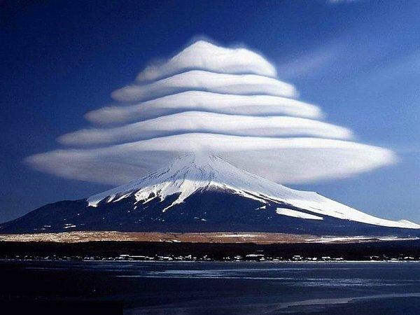 14. Fuji Dağı Üstündeki Bulut Formasyonu