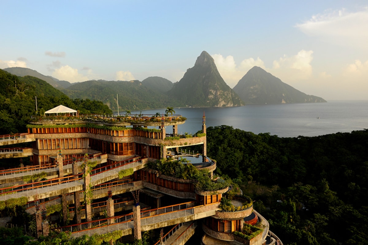 Jade mountain. Сент Люсия Нефритовая гора. Джейд Маунтин сент-Люсия. Сент Люсия отель в скале. Нефритовая гора отель.