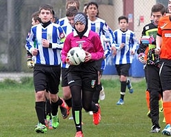 Başörtüsü İle Maç Yönetti