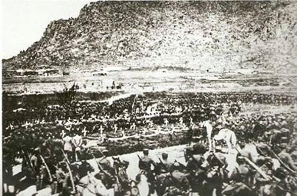 17. 1.İnönü Zaferi  Savaşın sonunda Yunanlar, savaşta hayatını kaybeden kendi askerlerini gömüyor.