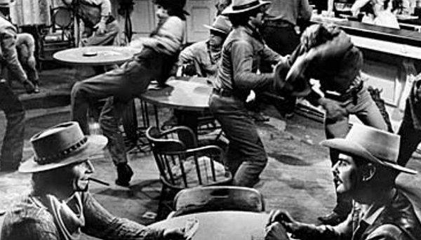 21. Saloon'da çıkan kavgada tek yumrukta camdan fırlayan adamlar.