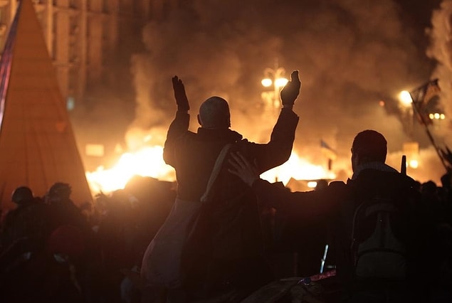 Protestoların büyüklüğüne rağmen Başkan Yanukovych, özellikle ülkenin Rusya ile bağları kuvvetli olan güney ve doğu kesimlerinde çok güçlü