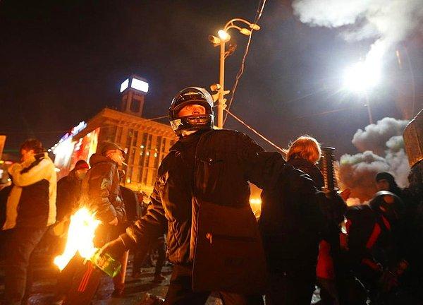 Muhalefet lideri Yatsenyuk "İktidar insanlara ateş açmaya başladı, Ukrayna'yı kanla boğmak istiyorlar, bu provokasyona asla izin vermeyeceğiz" diyor