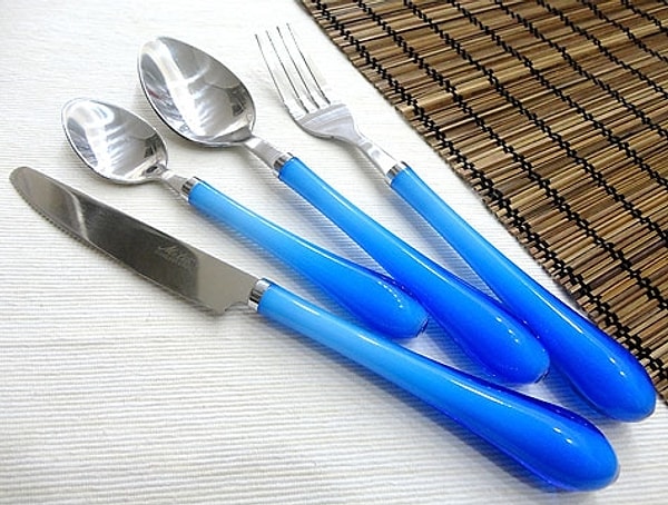 4. Вилки, ложки, ножи с цветными ручками