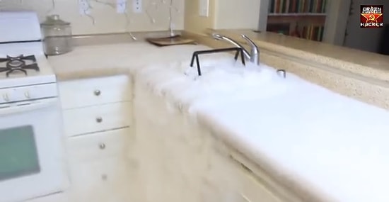 Kaynar Suya Kuru Buz Atılırsa Ne Olur?