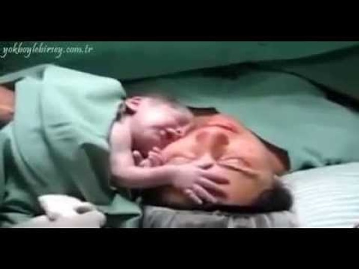 Annesinden Ayrılmak İstemeyen Yeni Doğmuş Bebek
