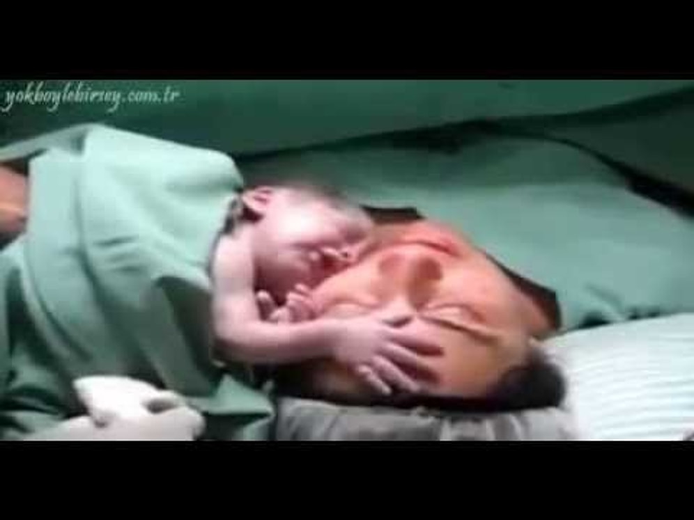 Annesinden Ayrılmak İstemeyen Yeni Doğmuş Bebek