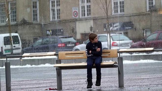 Norveçliler'in Soğukta Yalnız Başına Montsuz Oturan Çocuğa Tepkileri
