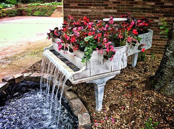 13.Eski piyanoya çiçek ekme ya da havuza çevirme