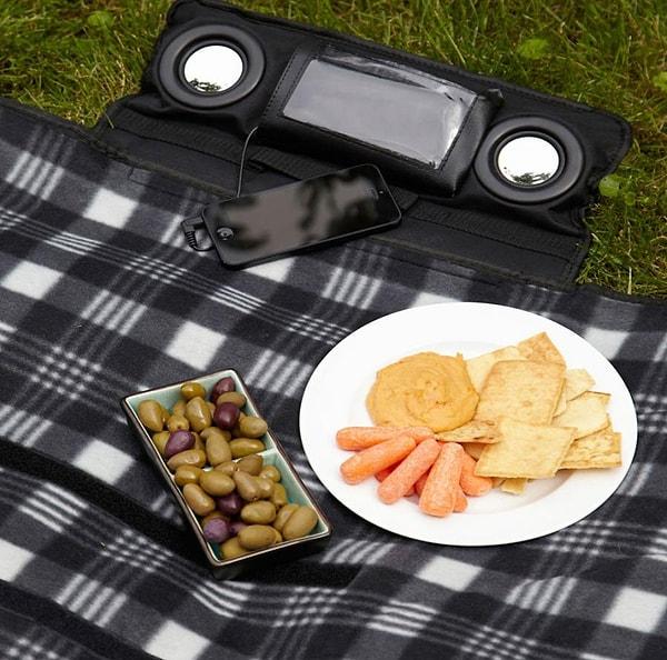 Eğer bir piknik insanıysanız kesinlikle edinmeniz gereken bu hoparlörlü piknik örtüsü tam size göre.