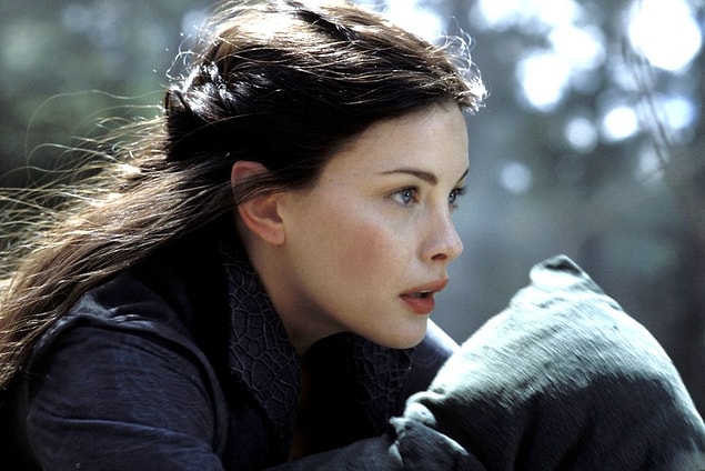 6)Liv Tyler (Arwen) kendisi için yapılan prostetik kulakları arabasında unutup erimelerine neden olmuş.Çekimlerin bir kısmını bu hatası yüzünden kulaklarını saçlarıyla kapatarak tamamlamak zorunda kalmış.