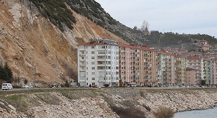 Her An Üzerlerine Dağ Kayabilir