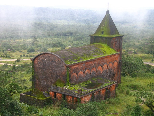 11-Kamboçya, Bokor Dağı Kilisesi