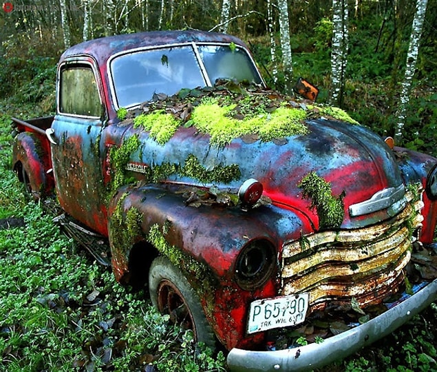 14-Terkedilmiş bir Chevrolet kamyon