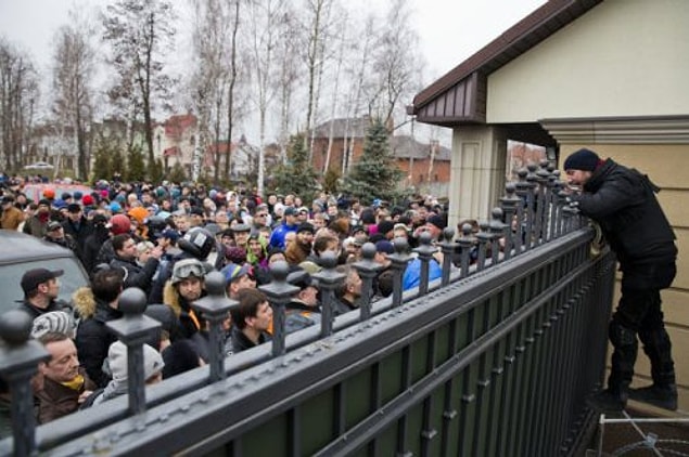 Eve girmek isteyen protestocular