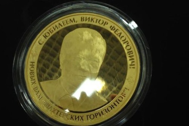 Dev altın stoğundan küçük bir parça, 1 kilogramlık kendi silüetinin olduğu madalya...