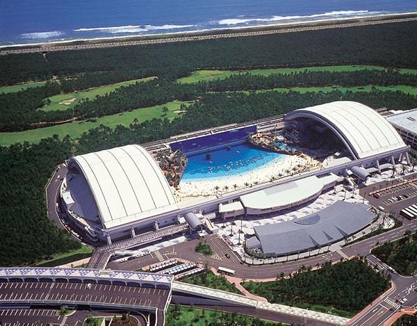 1. The Ocean Dome dünyanın en büyük kapalı havuzu olma konusunda bir Guinness Rekoru'na sahip.
