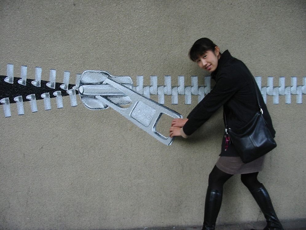 Harika Bir Sokak Sanatı: Dev Bir Fermuar İle Kamusal Alanları Açmak