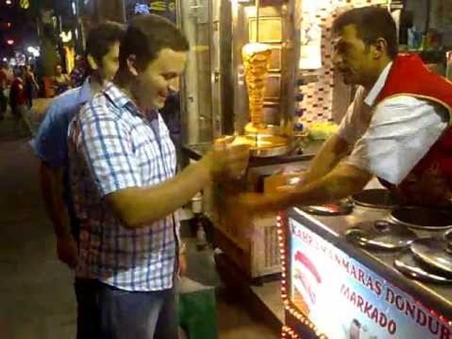 Turistlerin Telefon Galerisini Dolduran Dondurma Akrobatı Abiler