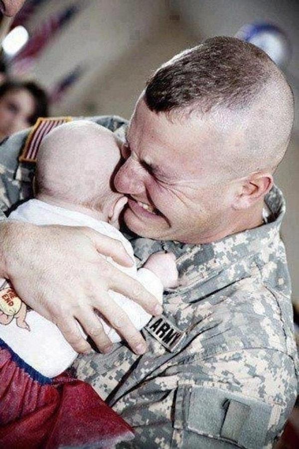7. Bir askerin yeni doğan kızıyla ilk buluşmasında