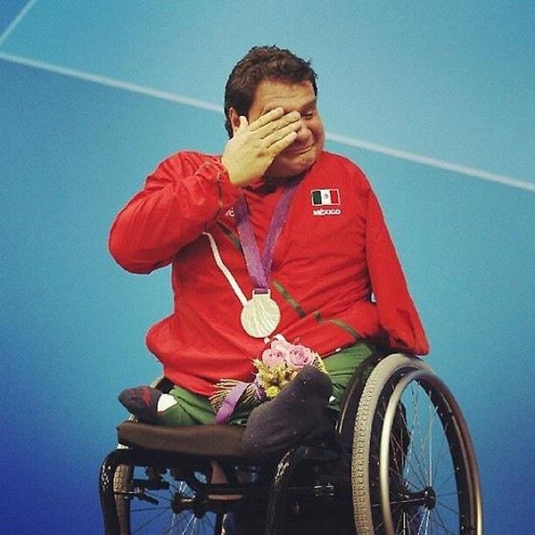 8. Arnulfo Costorena Paralimpik Oyunlarında ilk altın madalyasını kazandığında