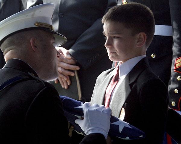 11. 8 yaşındaki Christian ölen babası adına bayrağı kabul ettiğinde