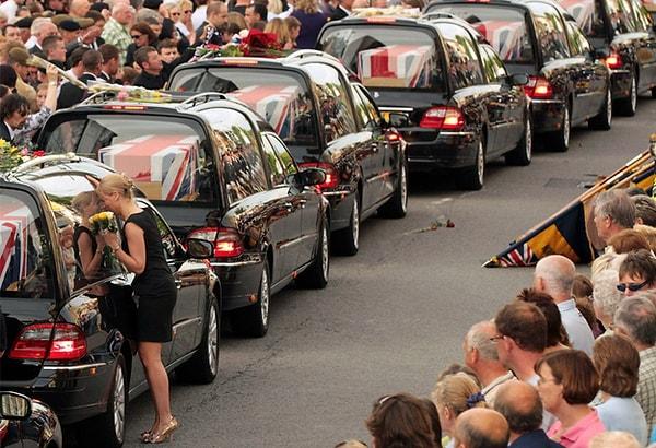 16. Bir kadın 20 yaşındaki kuzeninin cenaze arabasını öptüğünde
