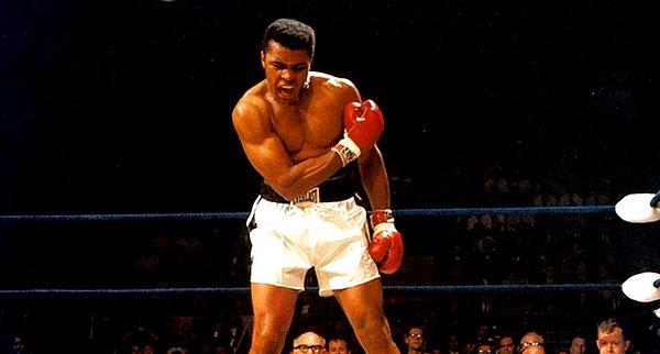 Amerikalı boksör Muhammed Ali son profesyonel maçına çıktı ve karar sonucuTrevor Berbick'e yenildi.