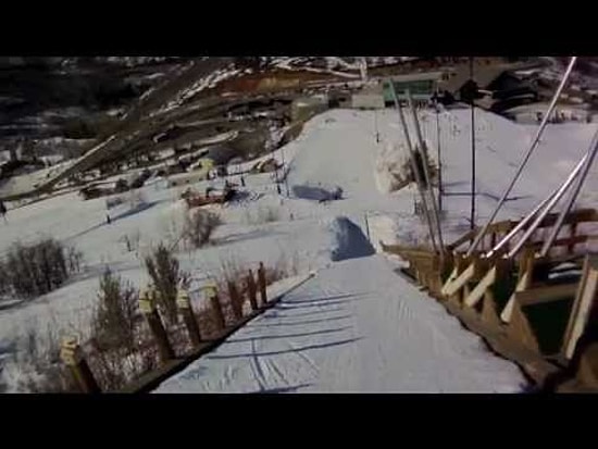 Küçük Kızın İlk Kez Yaşadığı Kayakla Atlama Deneyimi