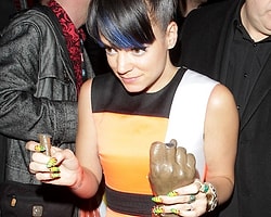 Lily Allen Ödülünü Kırdı