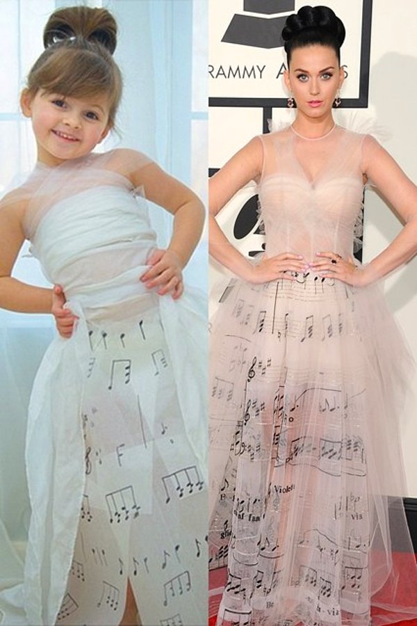 Katy Perry'nin Grammy Ödül Töreni'nde giydiği Valentino tasarımı nota baskılı elbise.