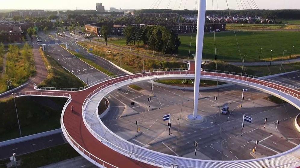 Hollanda'da Bir Kavşağa Yapılan Asma Bisiklet Yolu