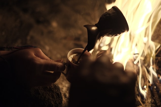 3. Kısık ateşte kahve ve şekeri iyice karıştırın.