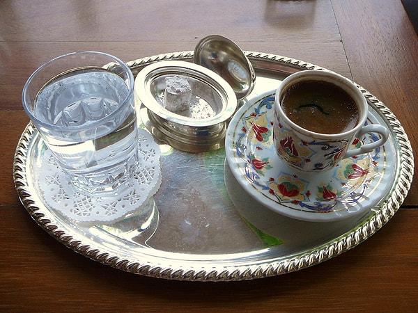 6. Türk Kahvesi sunulurken yanında su verilmesi âdettir. İçilen su ağzı kahve lezzetine hazırlar.