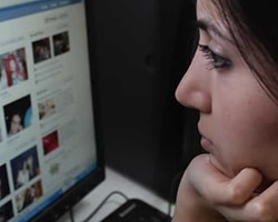 Sosyal paylaşım sitesi Facebook’un, kullanıcıları dünyaya bağladığı, ancak mutlu etmediği öne sürüldü.